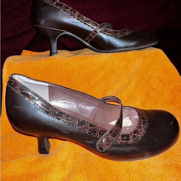 Saddle Shoes - Picture 2 of 4